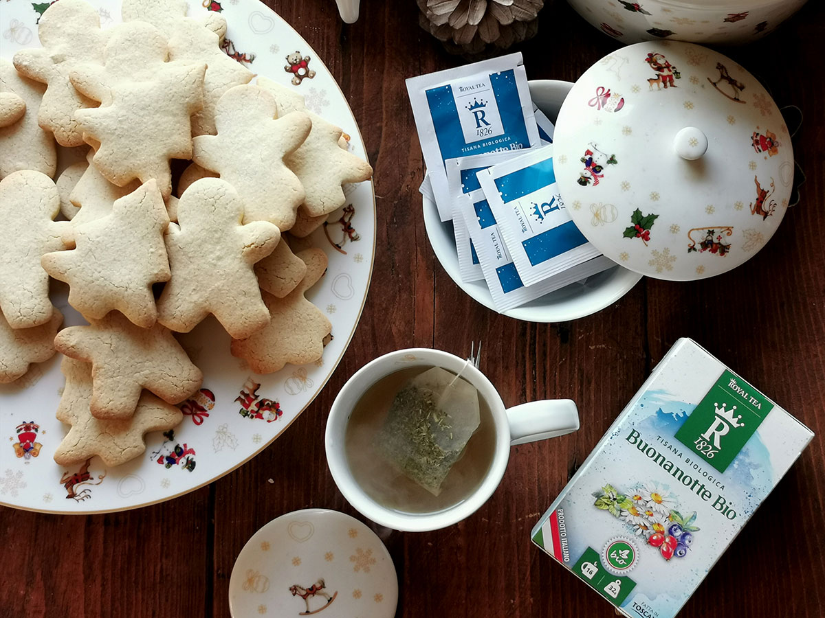 Scatola natalizia in latta rilievo con biscotti all'avena — Arredo